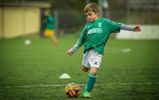 voetballend-kind